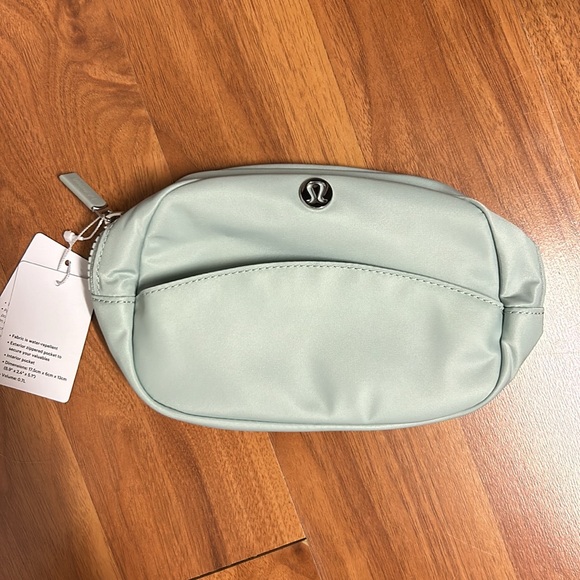 NWT Lululemon Athletica City Essentials Pouch
Mini ✨ASIA EXCLUSIVE ✨ - Picture 2 of 11